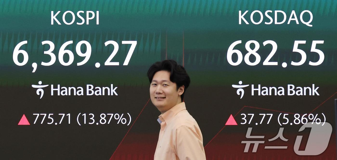 본문 이미지 - 코스피가 장초반 6000선을 돌파한 31일 서울 중구 하나은행 딜링룸 전광판에 코스피 지수가 나타나고 있다. 2026.7.31 ⓒ 뉴스1 박지혜 기자
