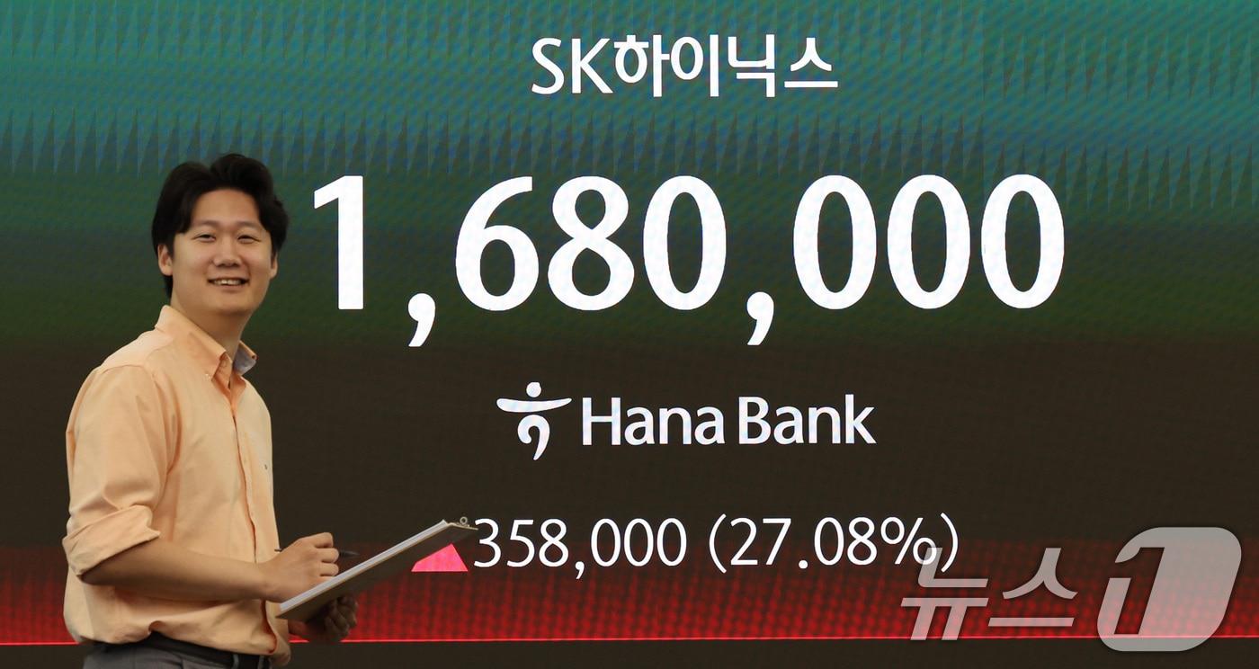 본문 이미지 - 31일 서울 중구 하나은행 딜링룸 전광판에 SK하이닉스 주가가 나타나고 있다.  2026.7.31 ⓒ 뉴스1 박지혜 기자