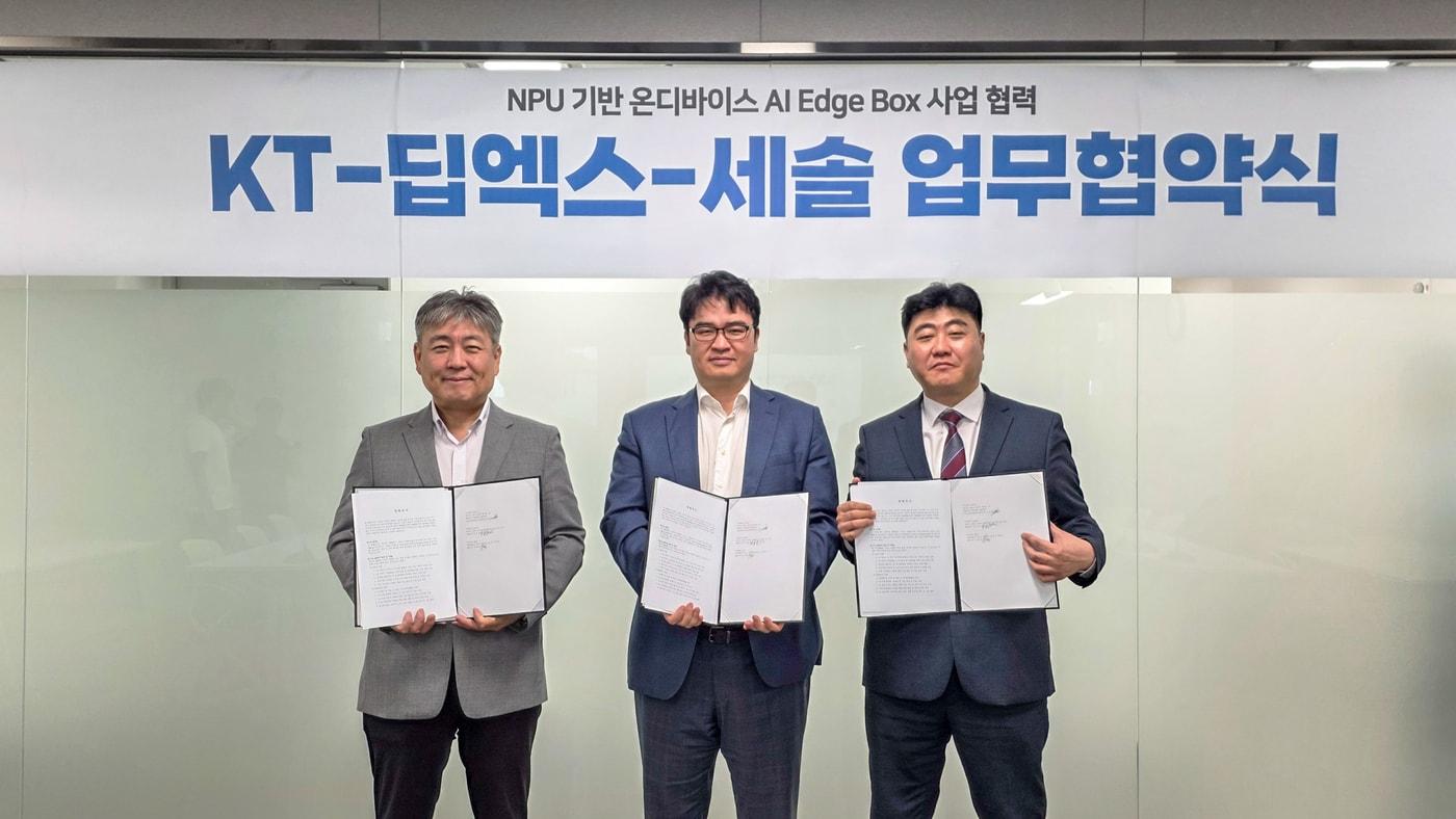 본문 이미지 - KT는 온디바이스 AI 반도체(NPU) 전문기업 딥엑스, 교통·상용차 단말 및 AI Edge Box 전문기업 세솔과 'NPU 기반 온디바이스 AIoT 사업 협력을 위한 3자 업무협약'(MOU)을 체결했다고 31일 밝혔다.(KT 제공)