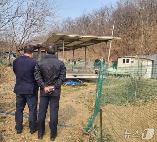 본문 이미지 - 경기 군포시 하천 불법시설물 정비 전 모습. (군포시 제공. 재판매 및 DB 금지) 2026.7.31/뉴스1