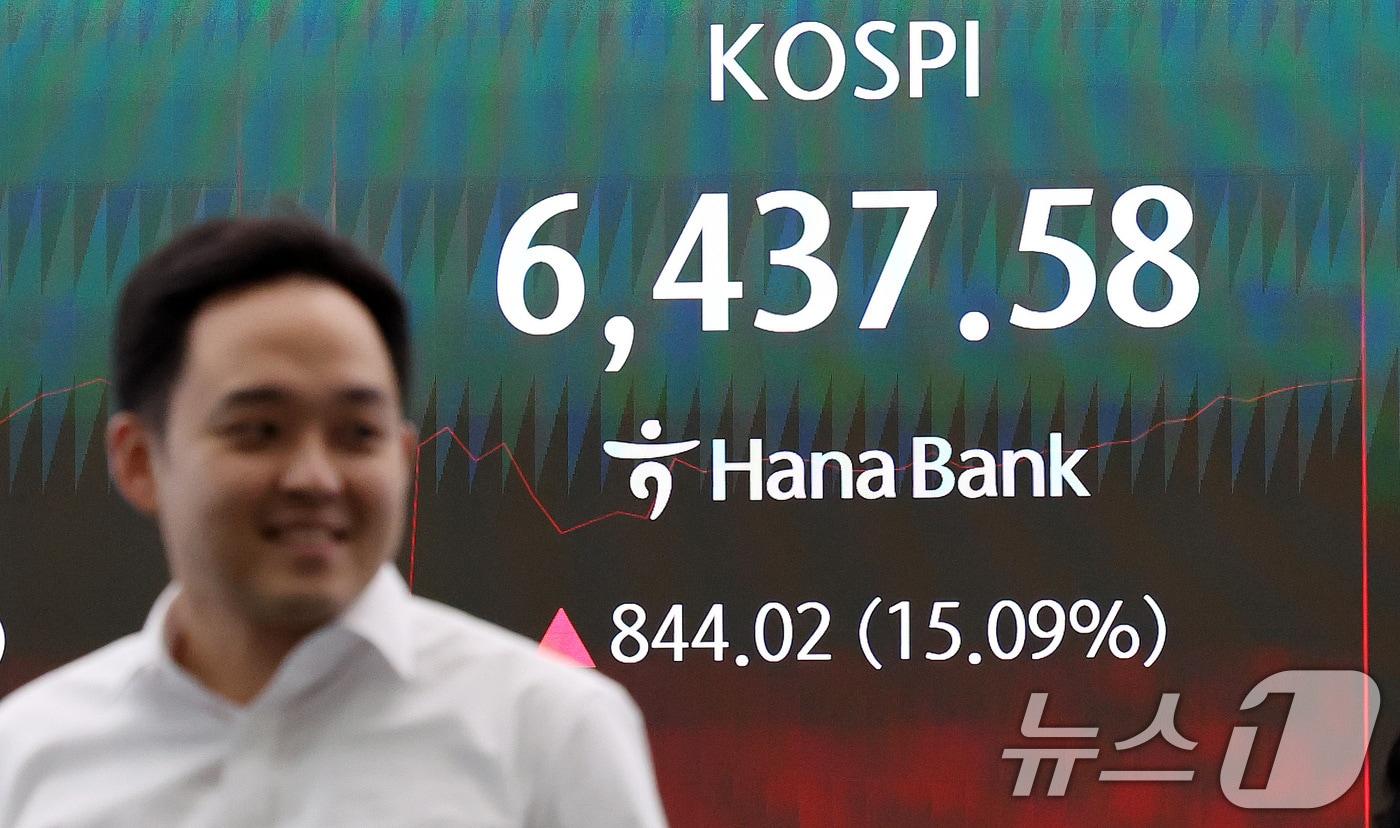본문 이미지 - 코스피가 장초반 6000선을 돌파한 31일 서울 중구 하나은행 딜링룸 전광판에 코스피 지수가 나타나고 있다. 이날 코스피 지수는 전장 대비 64.23포인트(1.15%) 오른 5,657.79로 출발해 단숨에 6천선을 돌파했다. 2026.7.31 ⓒ 뉴스1 박지혜 기자