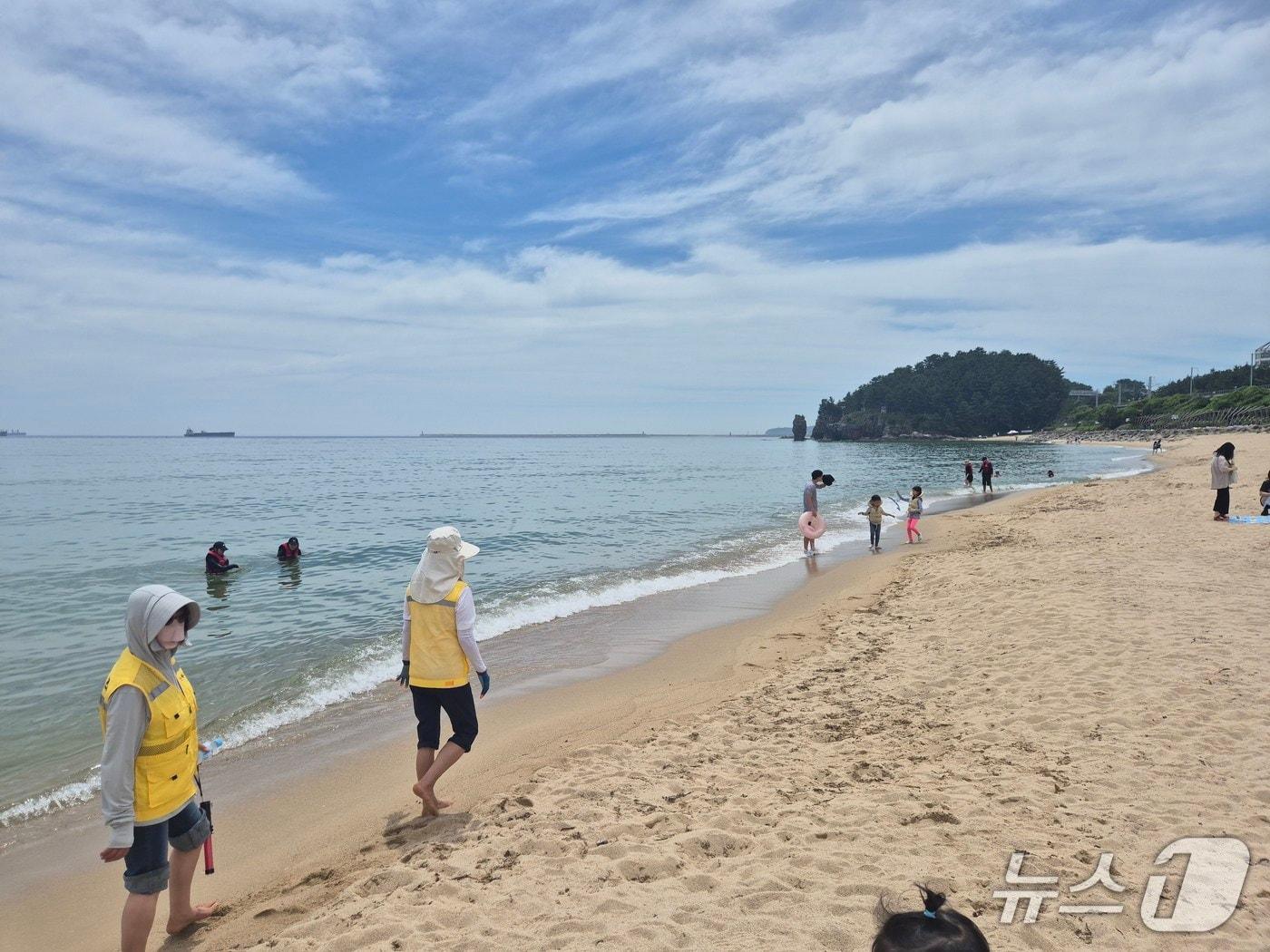 본문 이미지 - 비지정 해변 안전관리 현장. (동해시 제공, 재판매 및 DB 금지) 2026.7.31/뉴스1