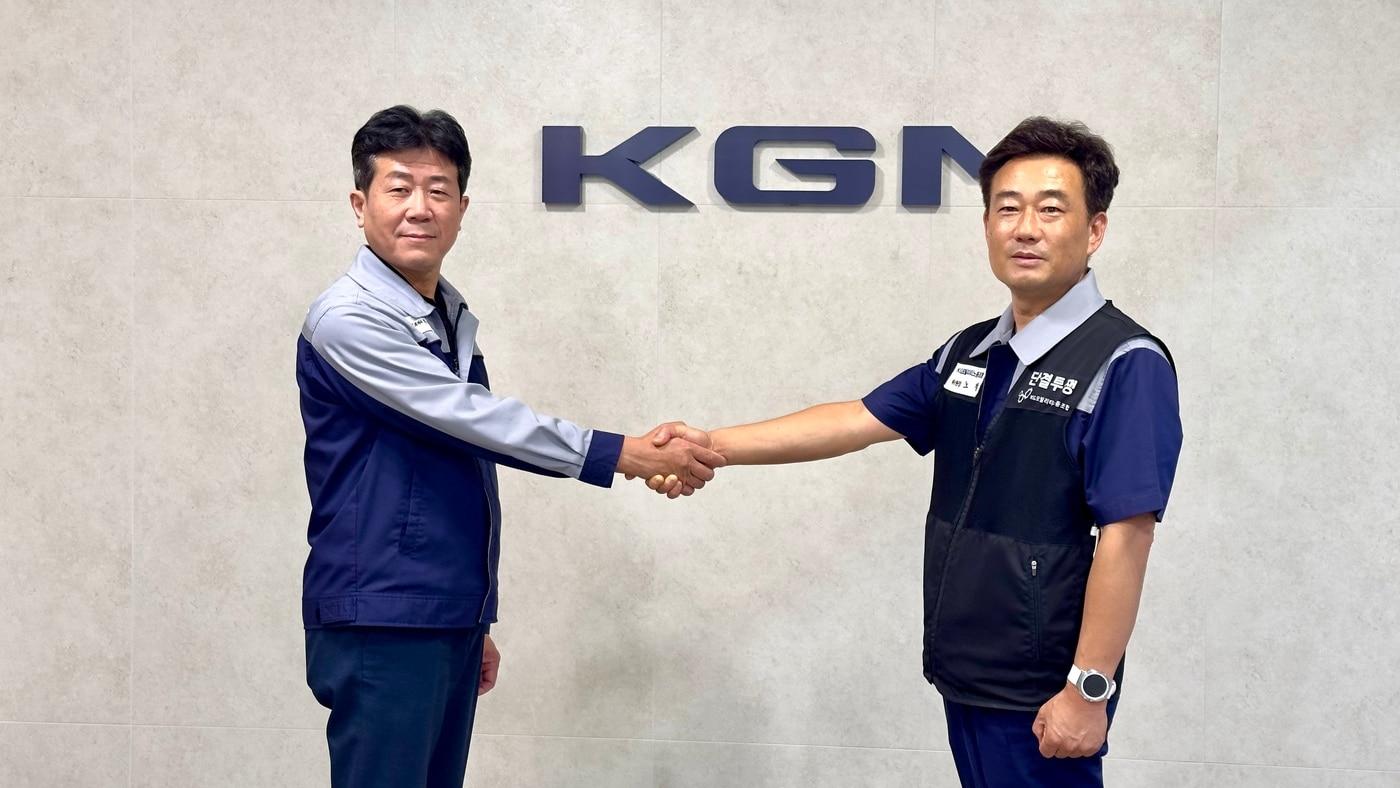본문 이미지 - 황기영 KG모빌리티(KGM) 대표이사(왼쪽)와 노철 KGM 노조 위원장이(오른쪽)이 29일 올해 임금 및 단체협약(임단협) 잠정합의안이 노조 조합원 찬반 투표에서 가결된 것을 기념해 악수하는 모습(KGM 제공). 2026.7.29.