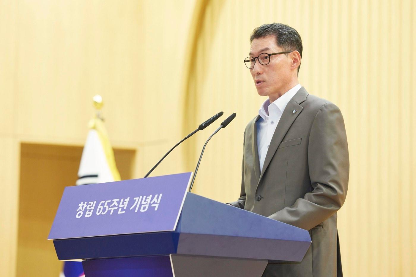 본문 이미지 - 장민영 IBK기업은행장은 31일 서울 중구 IBK파이낸스타워에서 열린 '창립 65주년 기념식'에서 기념사를 하고 있다.(IBK기업은행 제공). 