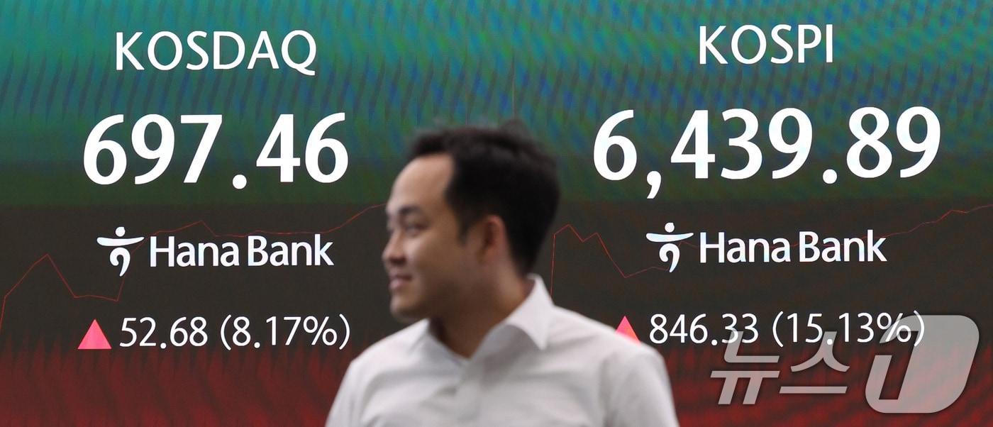 본문 이미지 - 코스피가 장초반 6000선을 돌파한 31일 서울 중구 하나은행 딜링룸 전광판에 코스피 지수가 나타나고 있다. ⓒ 뉴스1 박지혜 기자