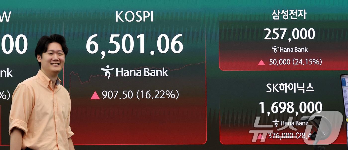 본문 이미지 - 코스피가 장중 6500선을 돌파한 31일 서울 중구 하나은행 딜링룸 전광판에 코스피 지수가 나타나고 있다.2026.7.31 ⓒ 뉴스1 박지혜 기자