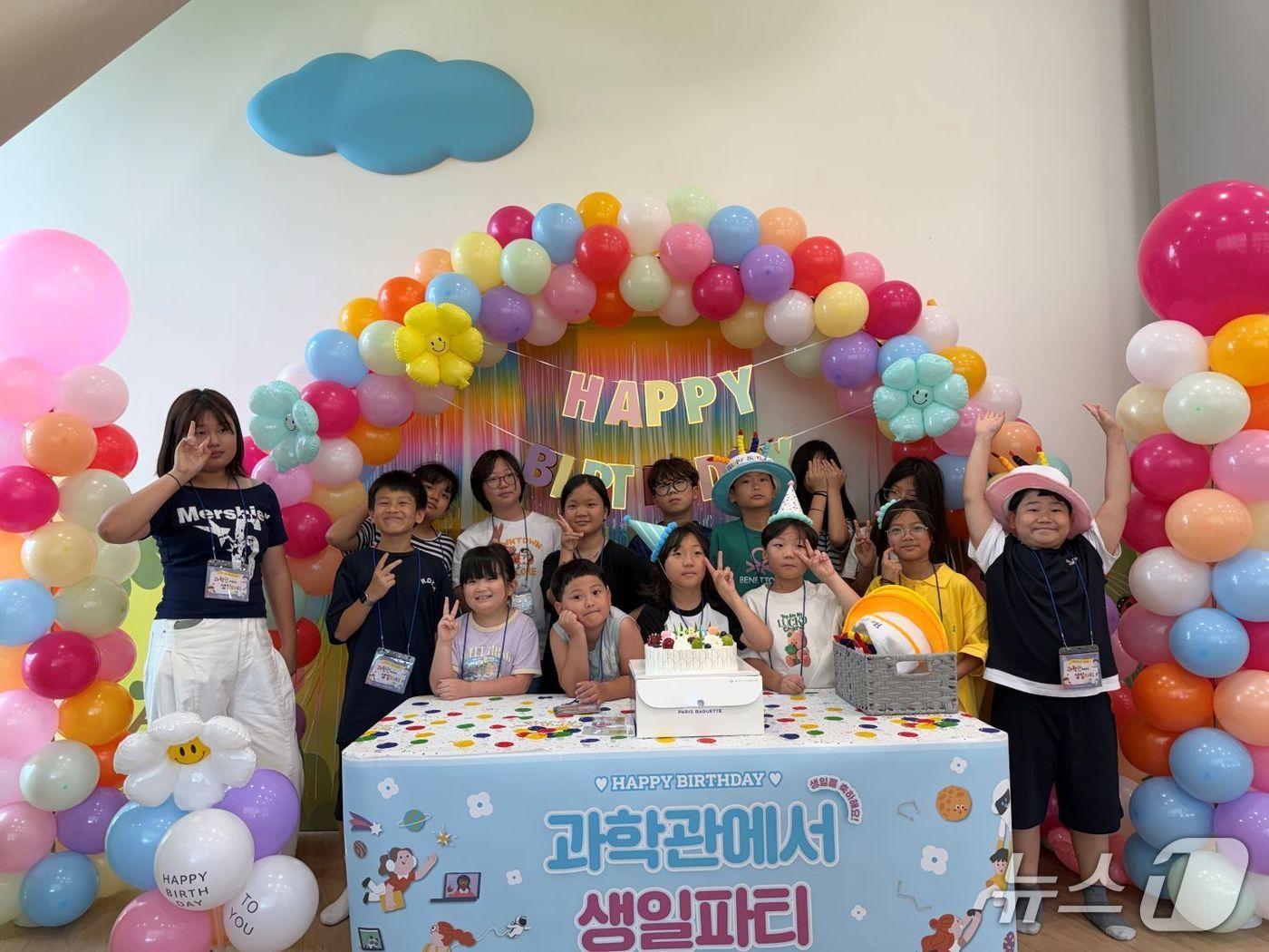 본문 이미지 - 국립광주과학관의  '과학관에서 생일파티' 에 참석한 어린이들이 기념사진을 찍고 있다.(국립광주과학관 제공, 재판매 및 DB 금지)/뉴스1
