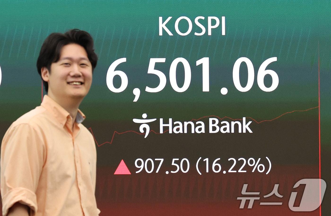 본문 이미지 - 코스피가 장중 6500선을 돌파한 31일 서울 중구 하나은행 딜링룸 전광판에 코스피 지수가 나타나고 있다. 2026.7.31 ⓒ 뉴스1 박지혜 기자