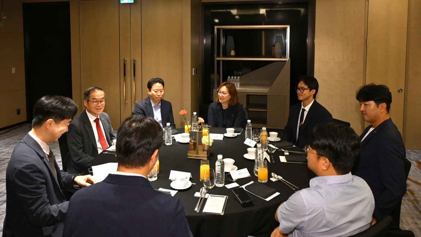 본문 이미지 - 31일 서울 여의도 페어몬트 앰배서더 호텔에서 방산 인공지능 경쟁력 강화를 위한 중소벤처기업 간담회가 진행되고 있다.(방위사업청 제공)