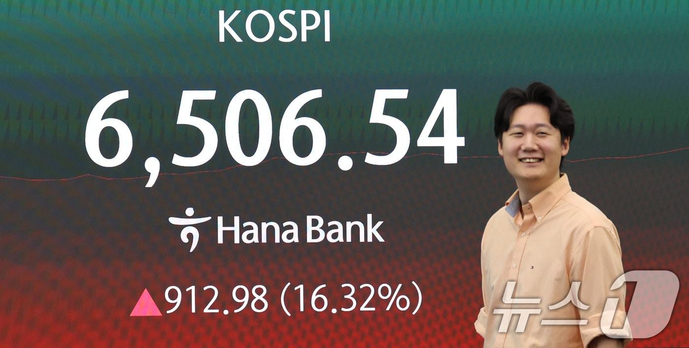 본문 이미지 - 코스피가 장중 6500선을 돌파한 31일 서울 중구 하나은행 딜링룸 전광판에 코스피 지수가 나타나고 있다. 코스피가 장중 16% 이상 오른 것은 역대 최대 수준이다. 2026.7.31 ⓒ 뉴스1 박지혜 기자