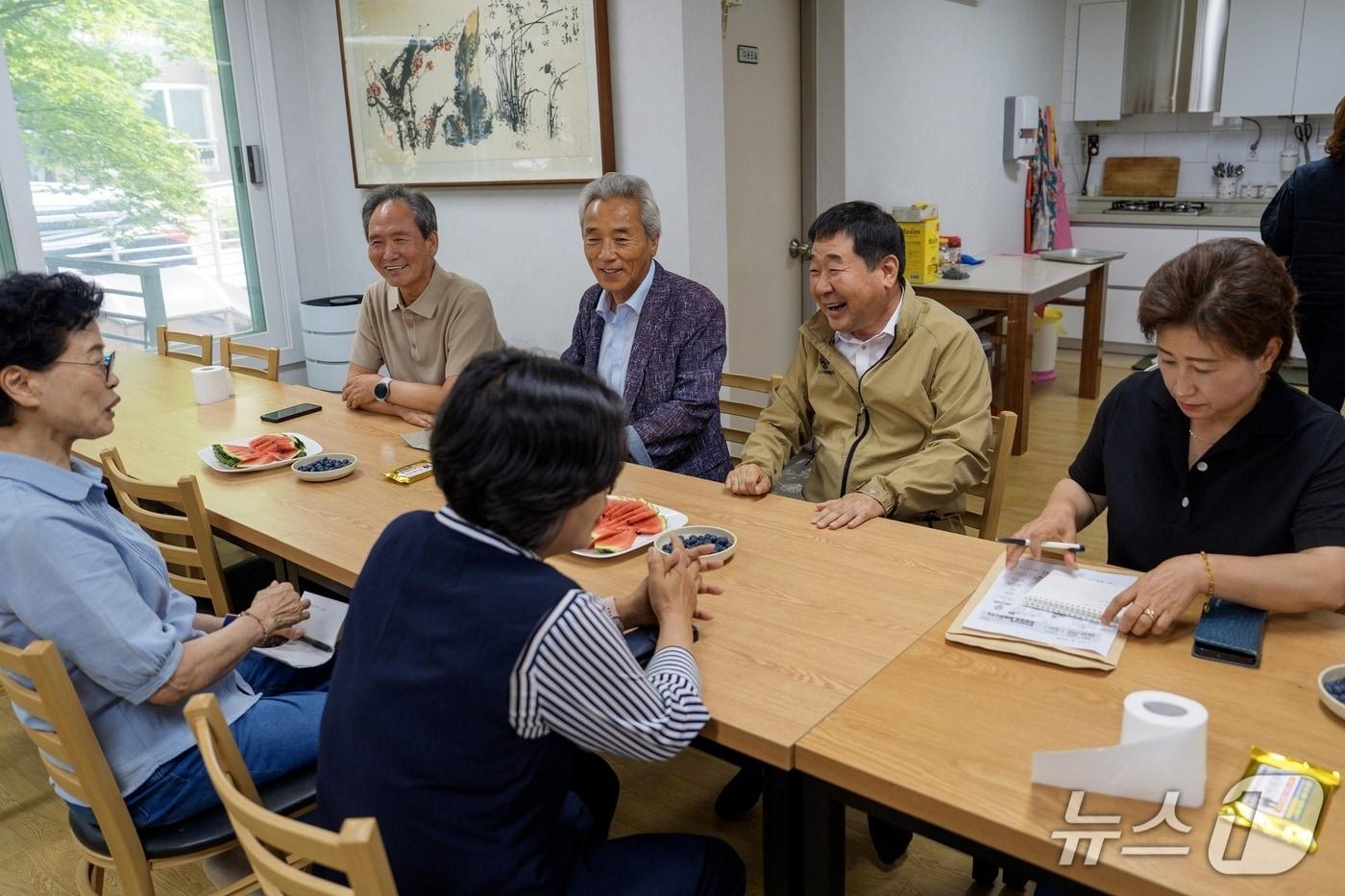본문 이미지 - 이재영 증평군수가 초중9리 경로당을 찾아 주민과 대화하고 있다.(증평군 제공. 재판매 및 DB금지)/뉴스1