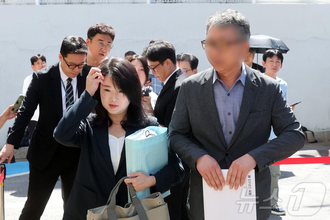 본문 이미지 - 광주 여고생 살해범 장윤기 사건의 초동 수사 축소·은폐 의혹을 받는 박 모 경정(전 광주 광산경찰서 형사과장)이 구속영장 재신청에 따른 구속 전 피의자 심문(영장실질심사)을 받기 위해 31일 오전 광주지방법원으로 들어서고 있다. ⓒ 뉴스1 조수민 기자