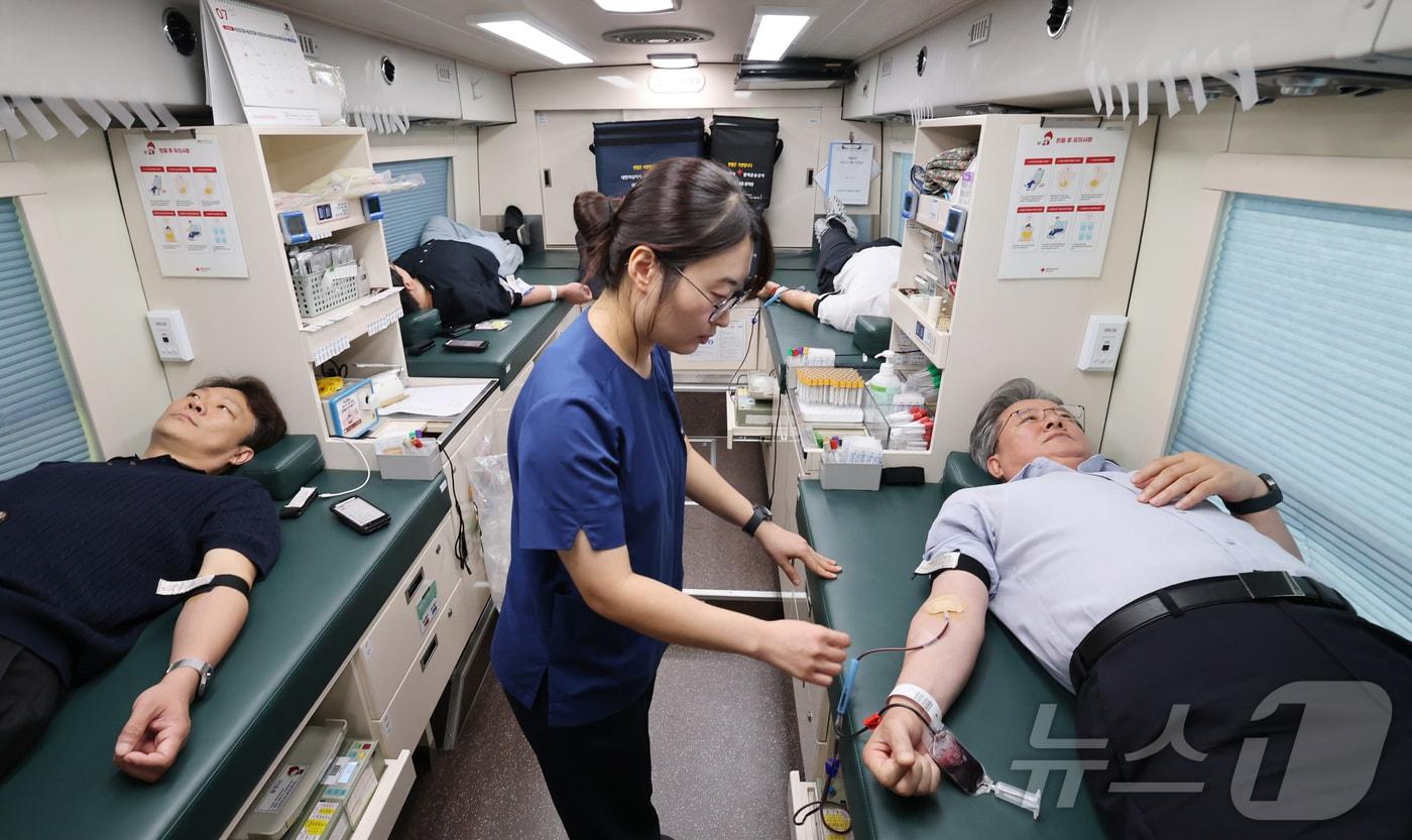본문 이미지 - 정용래 대전 유성구청장과 직원들이 31일 대전 유성구청에서 진행된 단체 헌혈에 동참하고 있다. 2026.7.31 ⓒ 뉴스1 김기태 기자