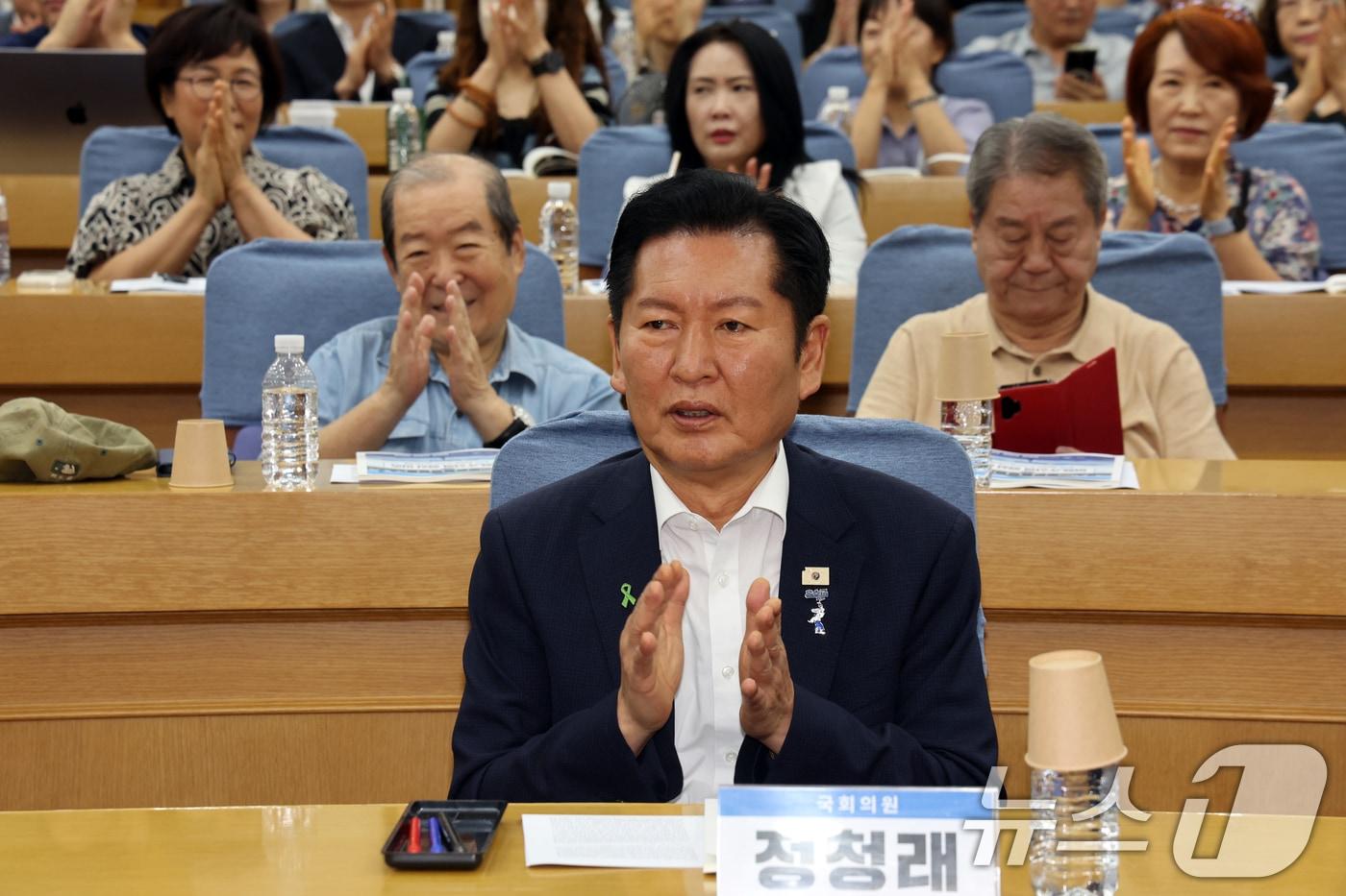 본문 이미지 - 정청래 더불어민주당 당대표 후보가 31일 오전 서울 여의도 국회 의원회관에서 열린 '검찰 수사권 폐지 이후 피해자 인권 강화 방안' 토론회에서 박수를 치고 있다. 2026.7.31 ⓒ 뉴스1 황기선 기자