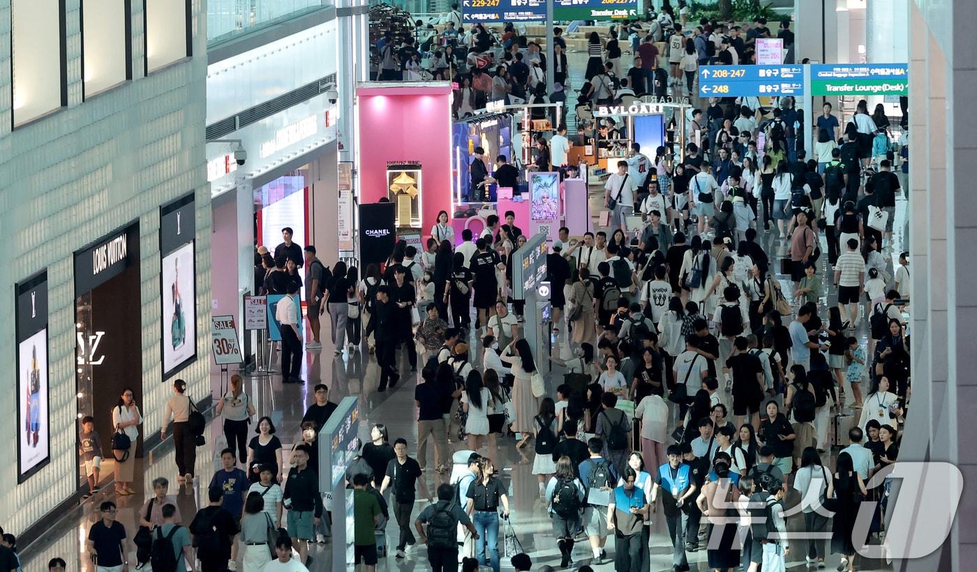 본문 이미지 - 본격적인 여름 휴가철이 시작된 31일 인천국제공항 제2여객터미널 면세점이 여행객들로 붐비고 있다. 2026.7.31 ⓒ 뉴스1 권현진 기자
