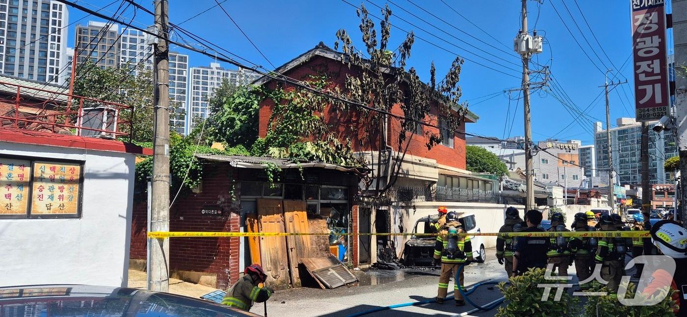 본문 이미지 - 31일 오전 10시 28분쯤 전남광주 남구 월산동의 주택가에 세워진 전기차에서 불이 나 소방당국이 불길을 잡고 있다.(독자 제공. 재판매 및 DB 금지)