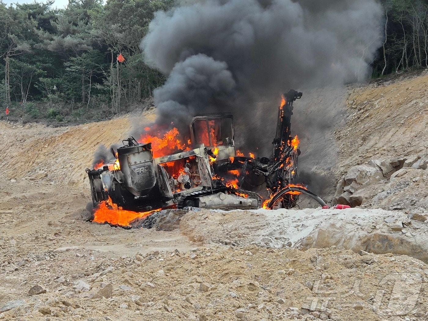 본문 이미지 - 31일 오전 8시 28분쯤 전남광주 영광군 염산면 상계리 한 채석장에서 작업중이던 천공기에서 불이 난 모습.(전남광주통합소방본부 제공. 재판매 및 DB금지) ⓒ 뉴스1 조수민 기자