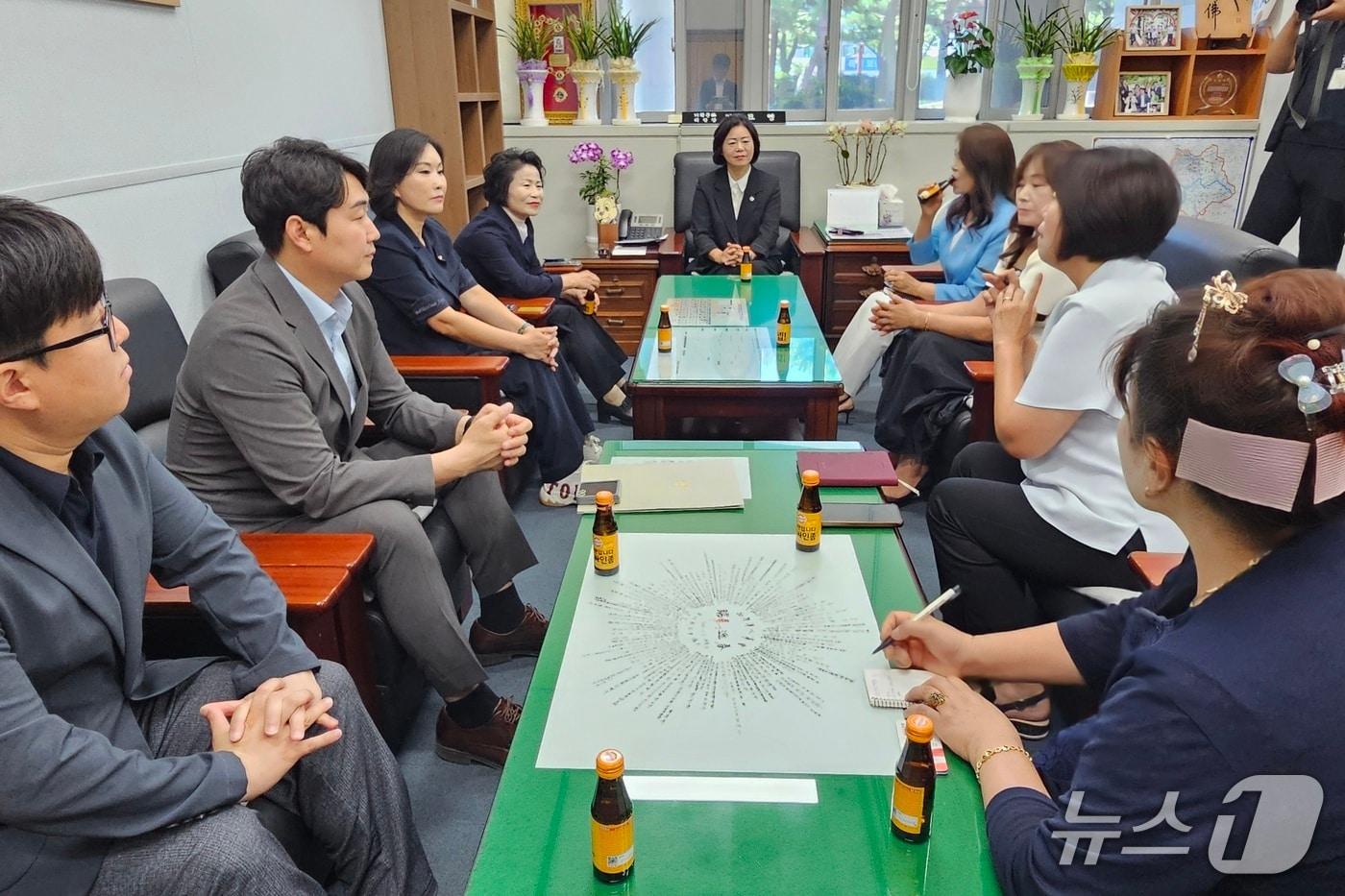 본문 이미지 - 대한미용사회 진주시지회 회원들과 진주시의원들이 31일 시의회 기획문화위원회에서 간담회를 갖고 있다. 2026.7.31/뉴스1 한송학기자