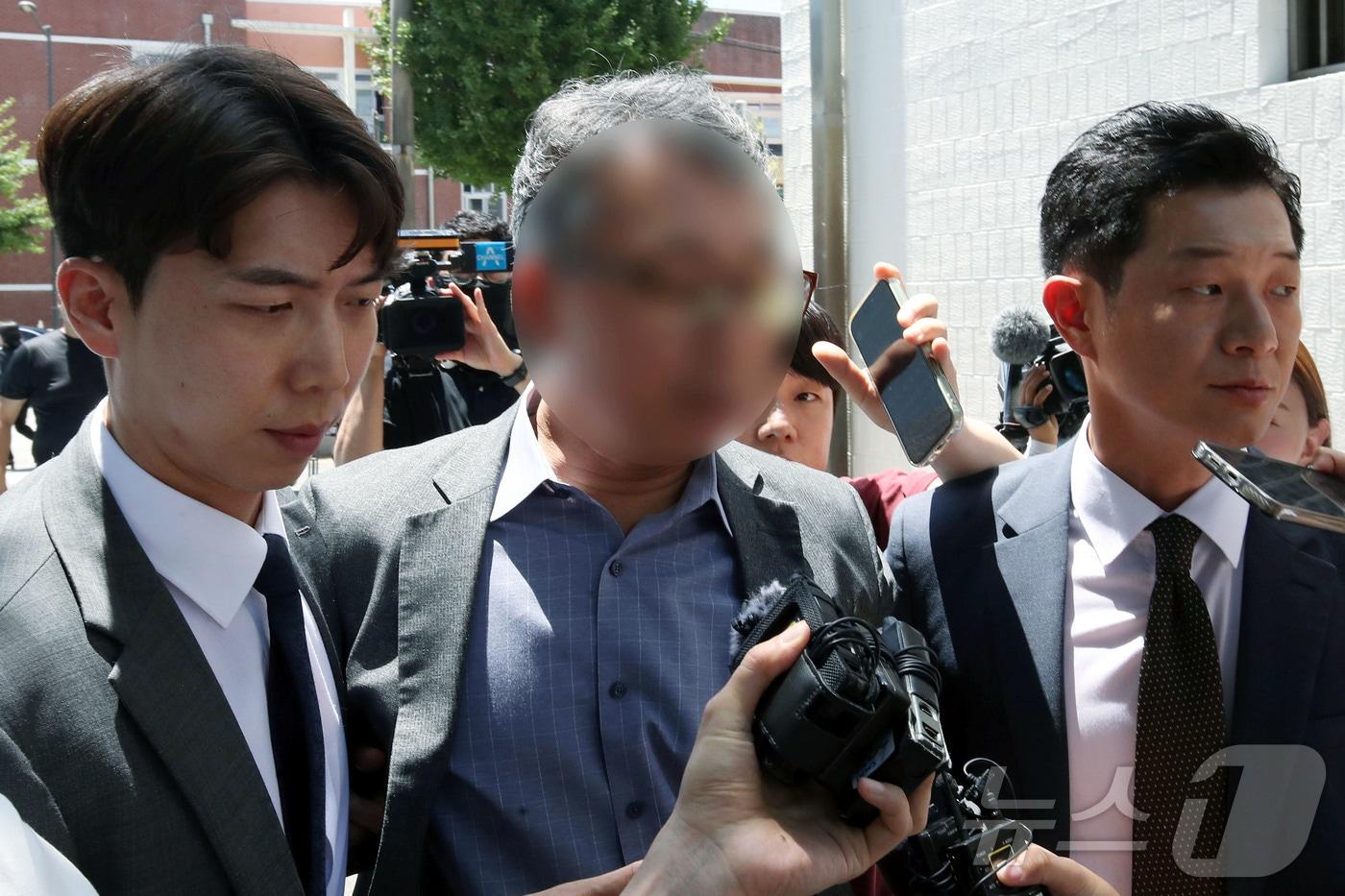 본문 이미지 - 31일 오전 여고생 살해범 장윤기 사건 관련 초동 수사 축소·은폐 의혹을 받는 박 모 경정(광주 광산경찰서 전 형사과장) 변호인이 구속 전 피의자 심문(영장실질심사)을 마치고 법정 앞에서 발언하고 있다. 2026.7.31 ⓒ 뉴스1 조수민 기자