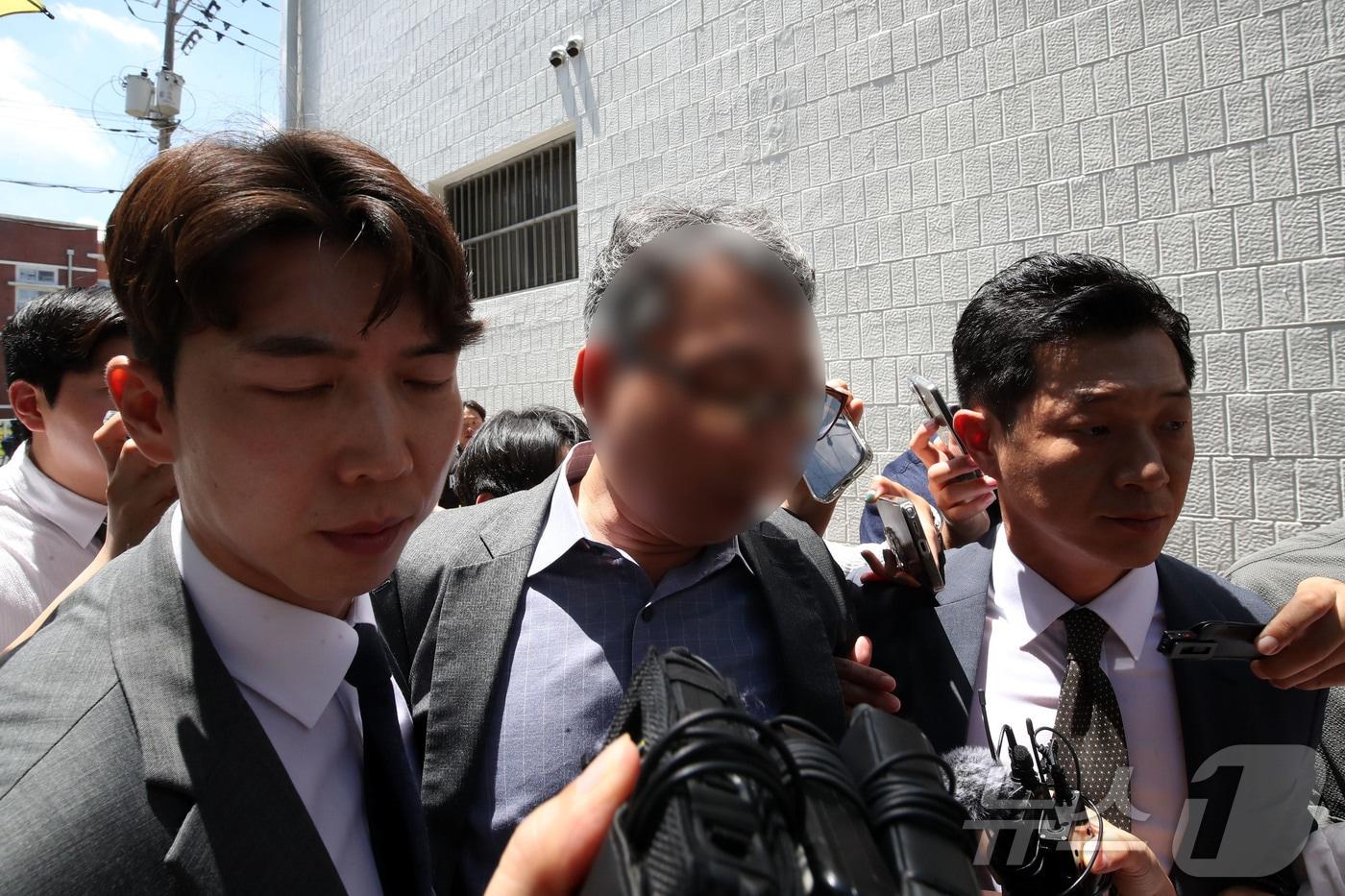 본문 이미지 - 여고생 살해범 장윤기 사건 관련 초동 수사 축소·은폐 의혹을 받는 박 모 경정(광주 광산경찰서 전 형사과장)이 31일 오전 구속 전 피의자 심문(영장실질심사)을 마치고 법정을 나서고 있다. 2026.7.31 ⓒ 뉴스1 조수민 기자