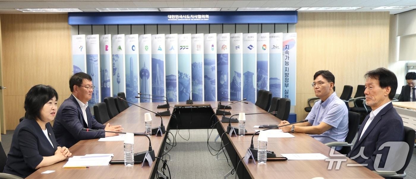 본문 이미지 - 31일 대한민국시도지사협의회에서 홍소영 병무청장이 사회복무요원 수요 확대 등 협력방안을 논의하고 있다.(병무청 제공)
