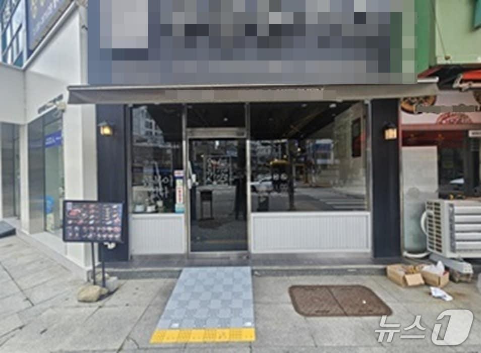 본문 이미지 - 전북 정읍시가 이동 약자 접근성 향상을 위해 관내 소규모 점포를 대상으로 경사로 설치 지원에 나서고 있다.(정읍시 제공. 재판매 및 DB금지)/뉴스1 