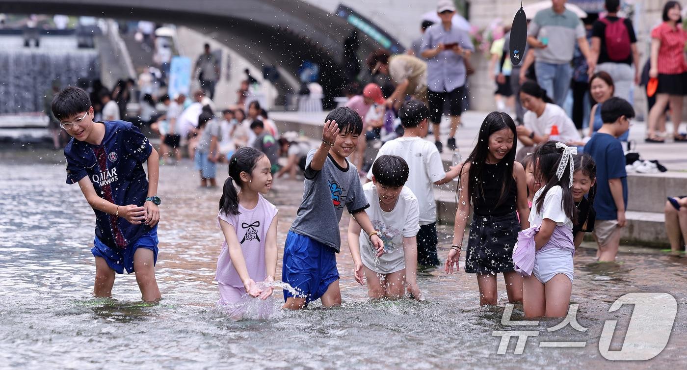 본문 이미지 - 지난 31일 서울 청계천에서 열린 '2026 청계천 첨벙첨벙'을 찾은 어린이들이 즐거운 시간을 보내고 있다. 청계폭포부터 광통교까지 120m 구간에서 운영되는 '청계천 첨벙첨벙'은 8월 9일까지 이어진다.  2026.7.31 ⓒ 뉴스1 박지혜 기자