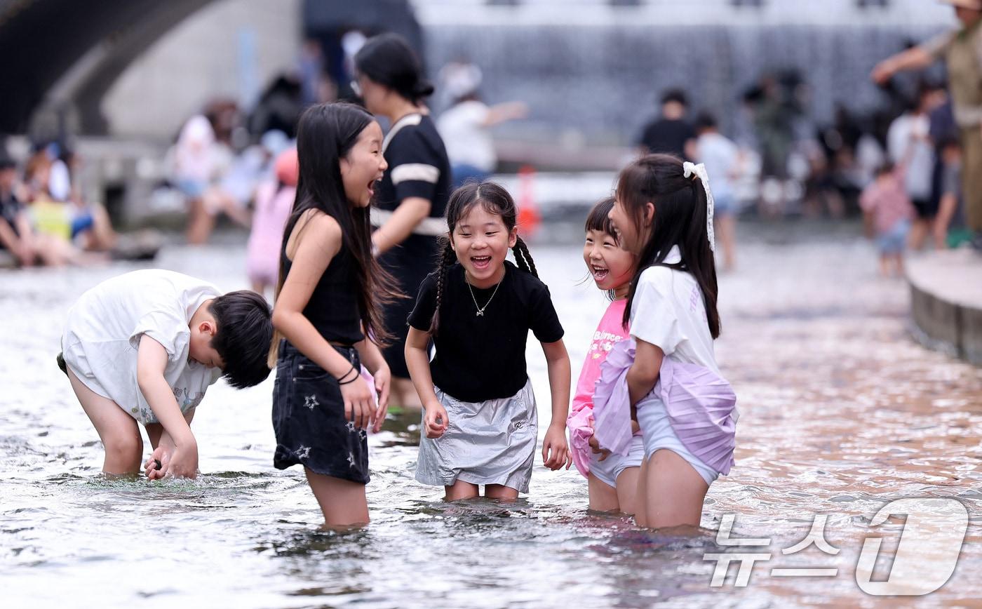 본문 이미지 - 31일 서울 청계천에서 열린 '2026 청계천 첨벙첨벙'을 찾은 어린이들이 즐거운 시간을 보내고 있다. 청계폭포부터 광통교까지 120m 구간에서 운영되는 '청계천 첨벙첨벙'은 다음 달 9일까지 이어진다. 운영 시간은 오전 11시부터 오후 6시까지다. 2026.7.31 ⓒ 뉴스1 박지혜 기자