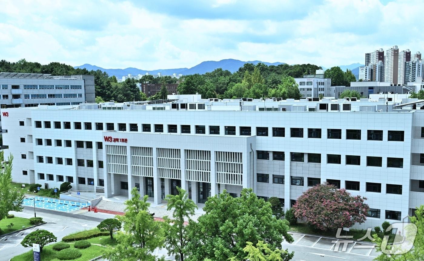 본문 이미지 - 충남대학교가 대덕캠퍼스에서 가장 오래된 건물 중 하나인 공학1호관의 전면 리모델링을 마치고 교육·연구 환경을 대폭 개선했다.(충남대 제공.재판매 및 DB금지)/뉴스1