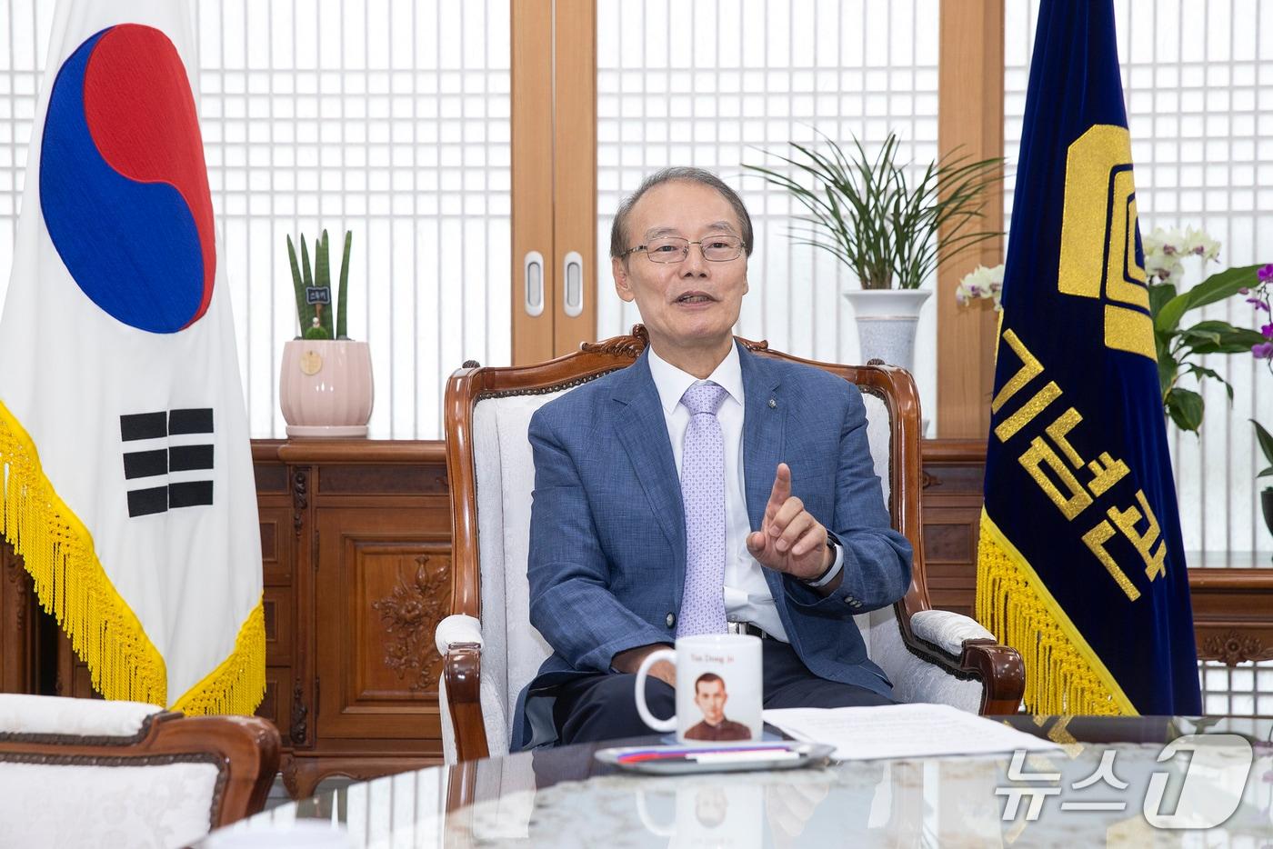 본문 이미지 - 김희곤 독립기념관장이 지난 7월 15일 충남 천안 독립기념관 관장집무실에서 '뉴스1 초대석' 인터뷰에서 답변하는 모습. 2026.7.15./ⓒ 뉴스1(독립기념관 제공)