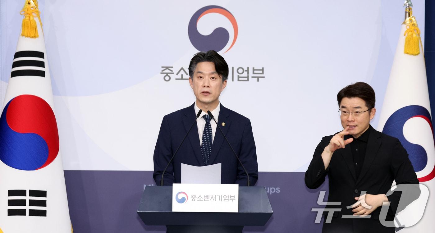 본문 이미지 - 노용석 중소벤처기업부 장관 직무대행 1차관이 31일 서울 종로구 정부서울청사 별관에서 모두의 창업 프로젝트 관련 브리핑을 하고 있다. 2026.7.31 ⓒ 뉴스1 김명섭 기자