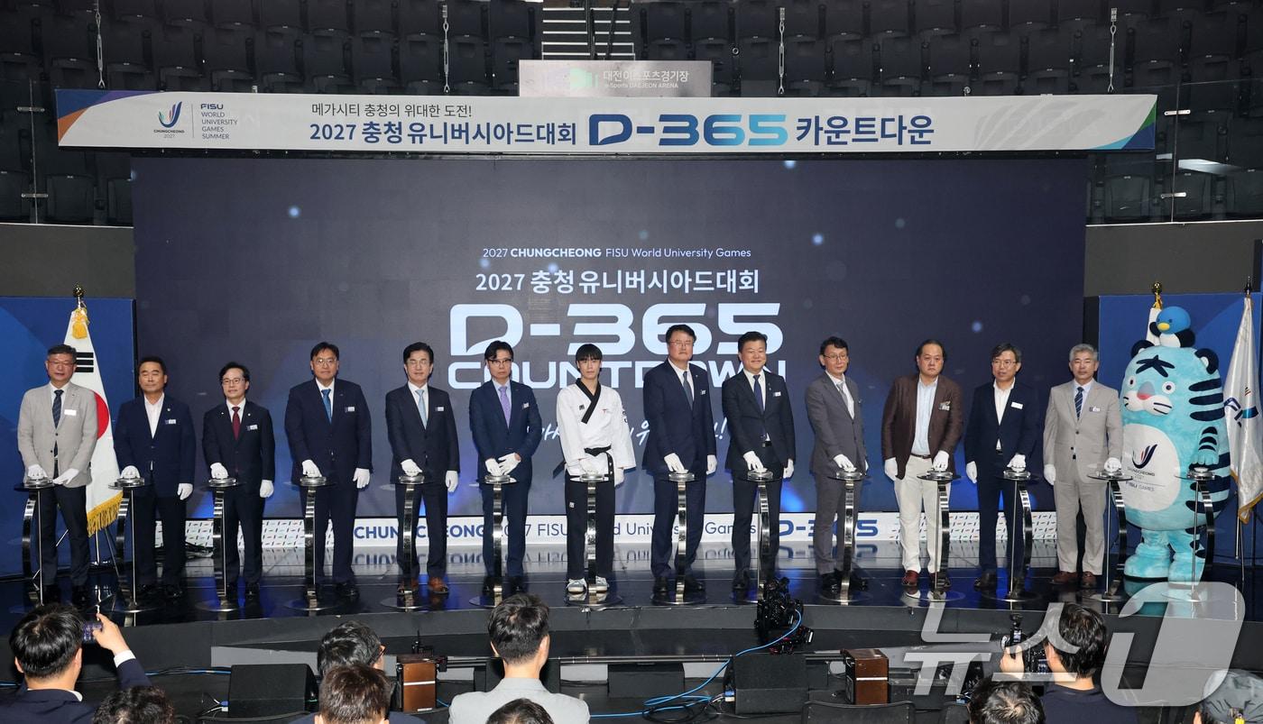 본문 이미지 - 31일 오후 대전 유성구 대전드림아레나에서 열린 2027 충청 유니버시아드대회 D-365 카운트다운 기념행사에서 내빈들이 성공다짐 퍼포먼스를 하고 있다. 2026.7.31 ⓒ 뉴스1 김기태 기자