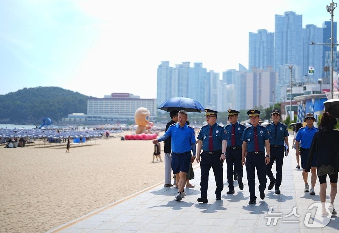 본문 이미지 - 김성희 부산경찰청장이 해운대 해수욕장을 살펴보고 있다.(부산경찰청 제공. 재판매 및 DB금지)