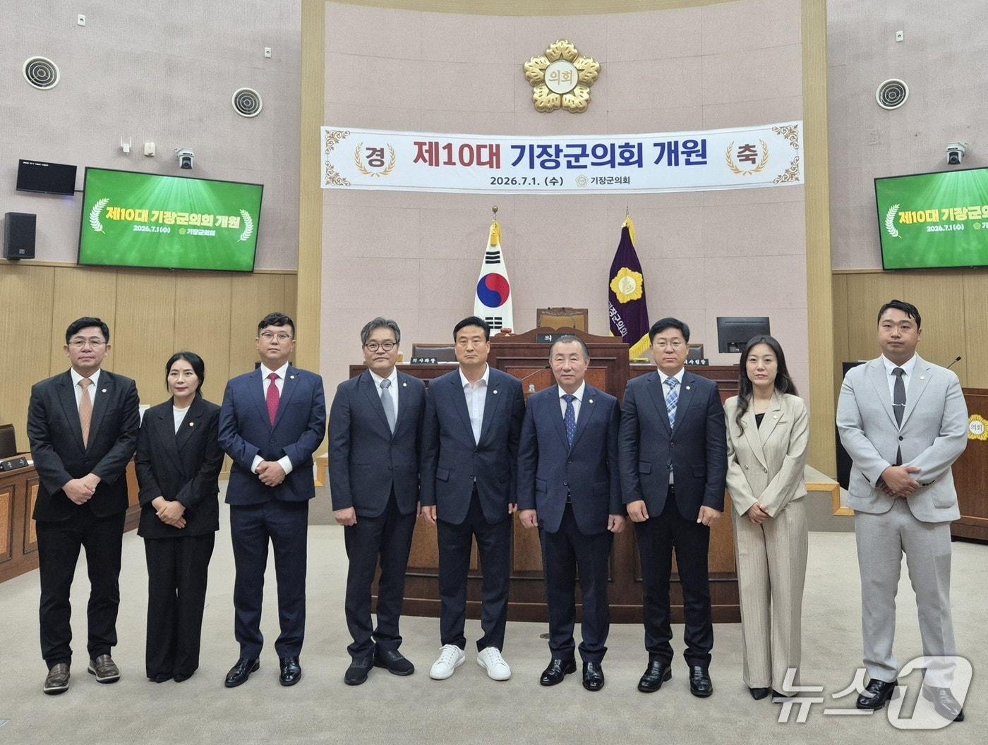 본문 이미지 - 제10대 기장군의회 개원식 기념촬영 모습.(왼쪽부터 구본영, 조혜원, 김명원, 김대준, 박우식, 김원일(의장), 허준섭, 구혜진, 황준우 의원)기장군의회 제공. 재판매 및 DB금지