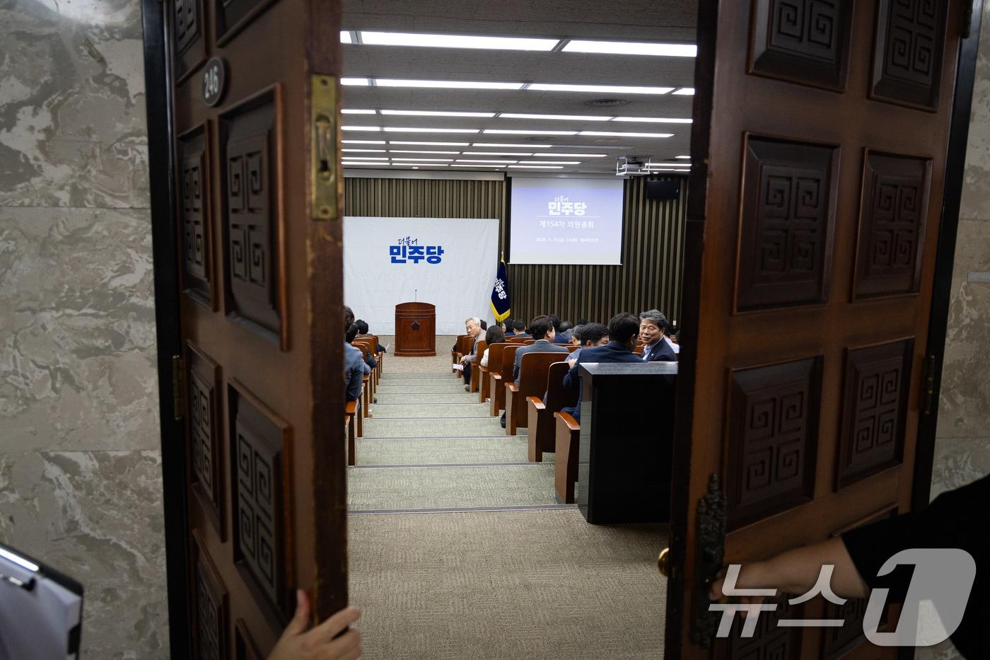 본문 이미지 - 31일 서울 여의도 국회에서 열린 더불어민주당 비공개 의원총회 회의장 문이 닫히고 있다. 2026.7.31 ⓒ 뉴스1 유승관 기자
