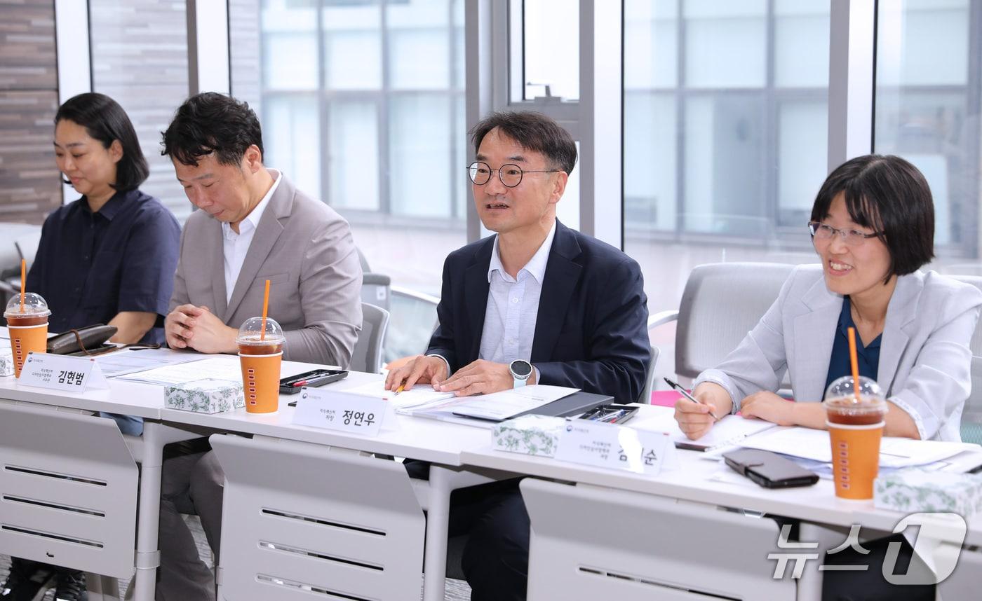 본문 이미지 - 정연우 지식재산처 차장(왼쪽 세번째)이 ‘퍼시스 그룹’ 간담회에서 인사말을 하고 있다. (지식재산처 제공.재판매 및 DB금지)/뉴스1