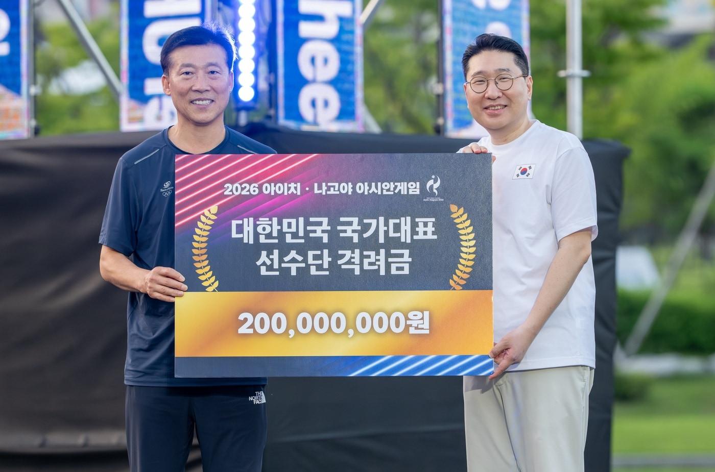 본문 이미지 - 이상현 2026 아이치·나고야 아시안게임 대한민국 선수단장이 지난 30일 진천선수촌을 방문해 국가대표 선수단의 경기력 향상과 성공적인 아시안게임의 준비를 위해 격려금 2억 원을 전달했다.(대한사이클연맹 제공)