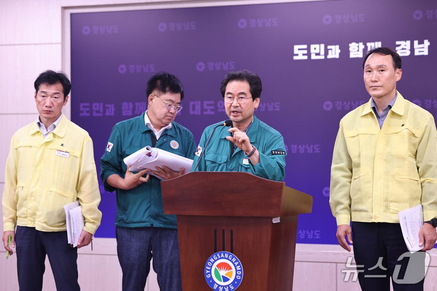 본문 이미지 - 천성봉 경남도 도민안전본부장이 31일 도청 프레스센터에서 브리핑을 열고 폭염·가뭄 대책을 발표하고 있다.(경남도 제공. 재판매 및 DB금지)