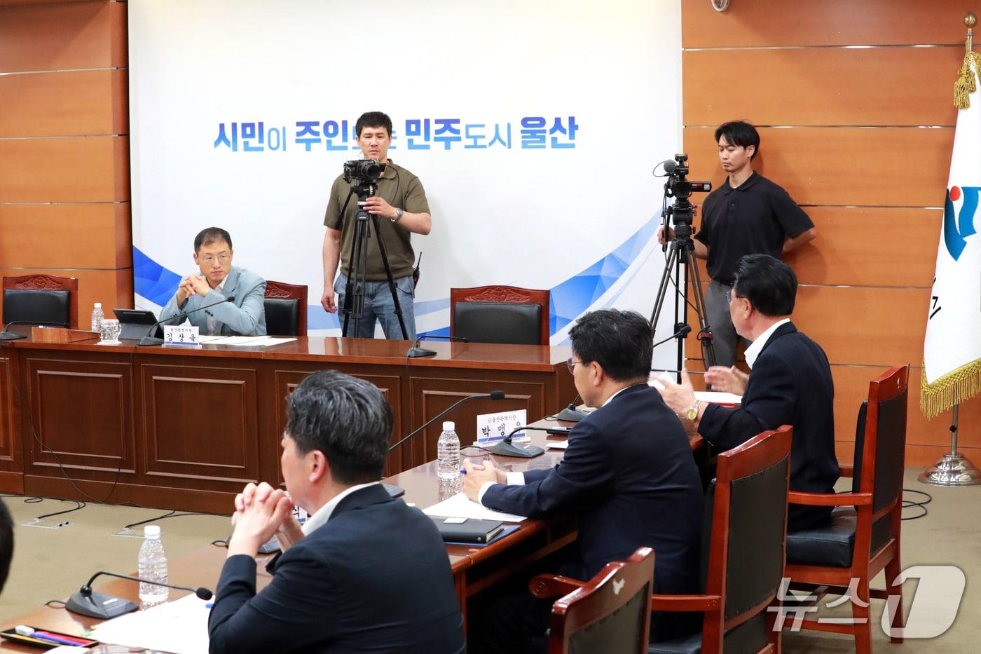 본문 이미지 - 김상욱 울산시장이 31일 시청 상황실에서 박맹우 전 시장등이 참석한 가운데 트램 관련 대응 회의를 주재하고 있다.(울산시 제공. 재판매 및 DB금지)/뉴스1