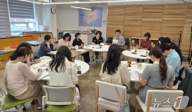 본문 이미지 - 전주교육지원청이 교육부 공모사업인 '2026년 교육혁신선도지역' 선정 준비에 속도를 내고 있다. 사진은 교육혁신선도지역 기획단 회의 모습.(전북교육청 제공, 재판매 및 DB 금지)/뉴스1