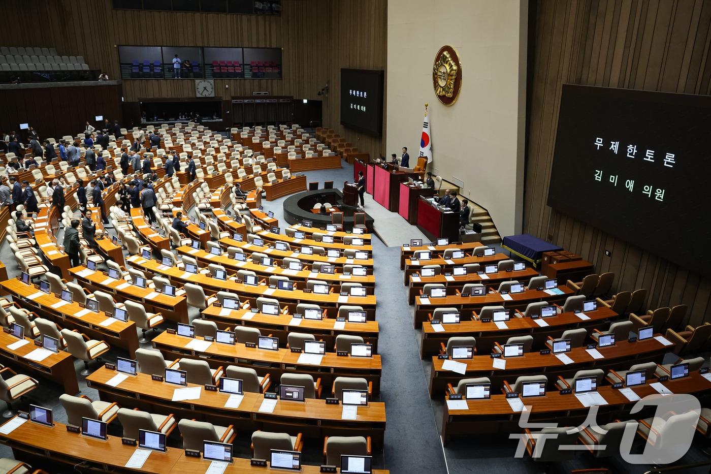 본문 이미지 - 31일 서울 여의도 국회에서 열린 제437회 국회(임시회) 제3차 본회의에서 국회법 일부개정법률안(대안)에 대한 김미애 국민의힘 의원의 무제한토론(필리버스터)이 시작되자 여당 의원들이 본회의장을 나서고 있다. 2026.7.31 ⓒ 뉴스1 유승관 기자
