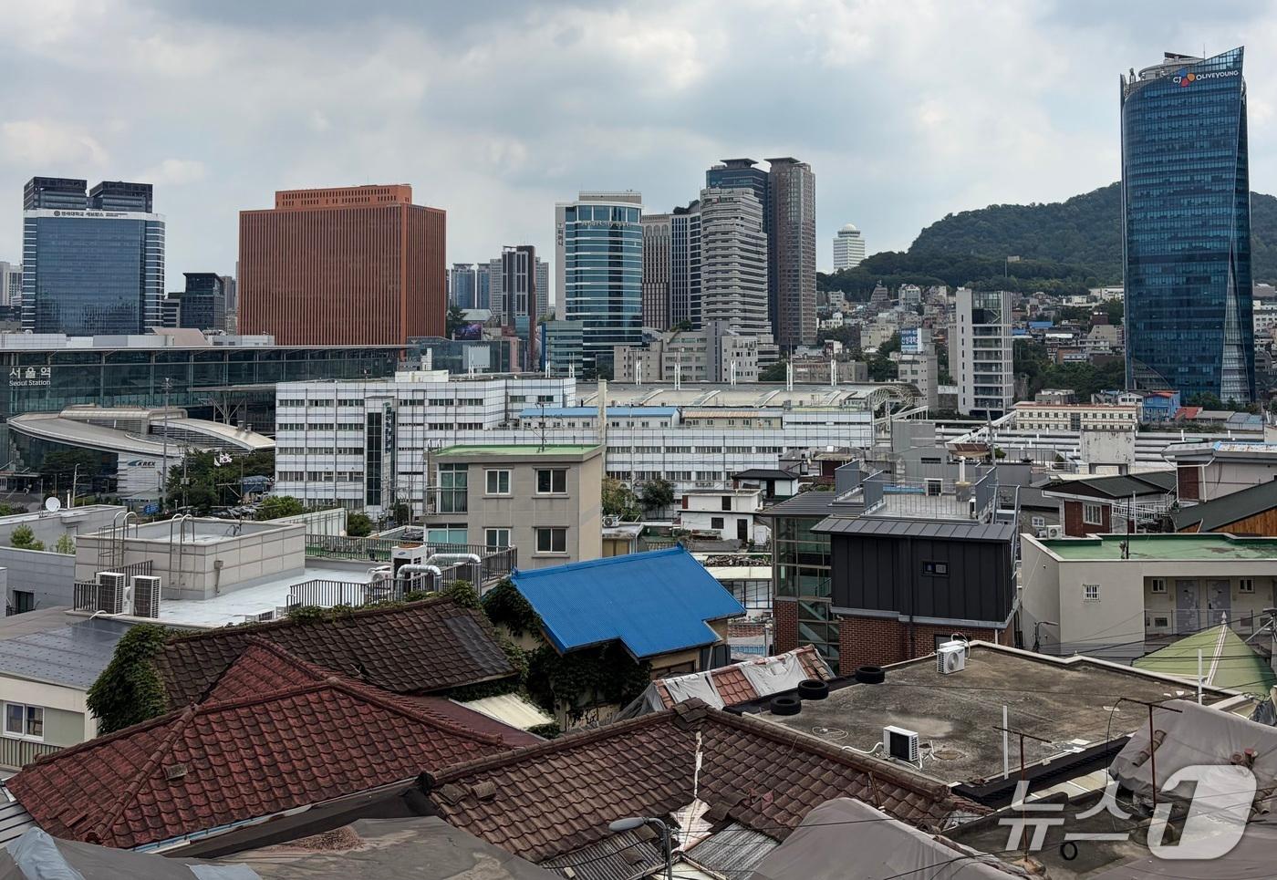 본문 이미지 - 31일 재개발 사업을 앞둔 서울 용산구 서계동 33번지 일대에서 서울역 방향을 바라본 모습 2026.7.31/뉴스1 김종훈 기자