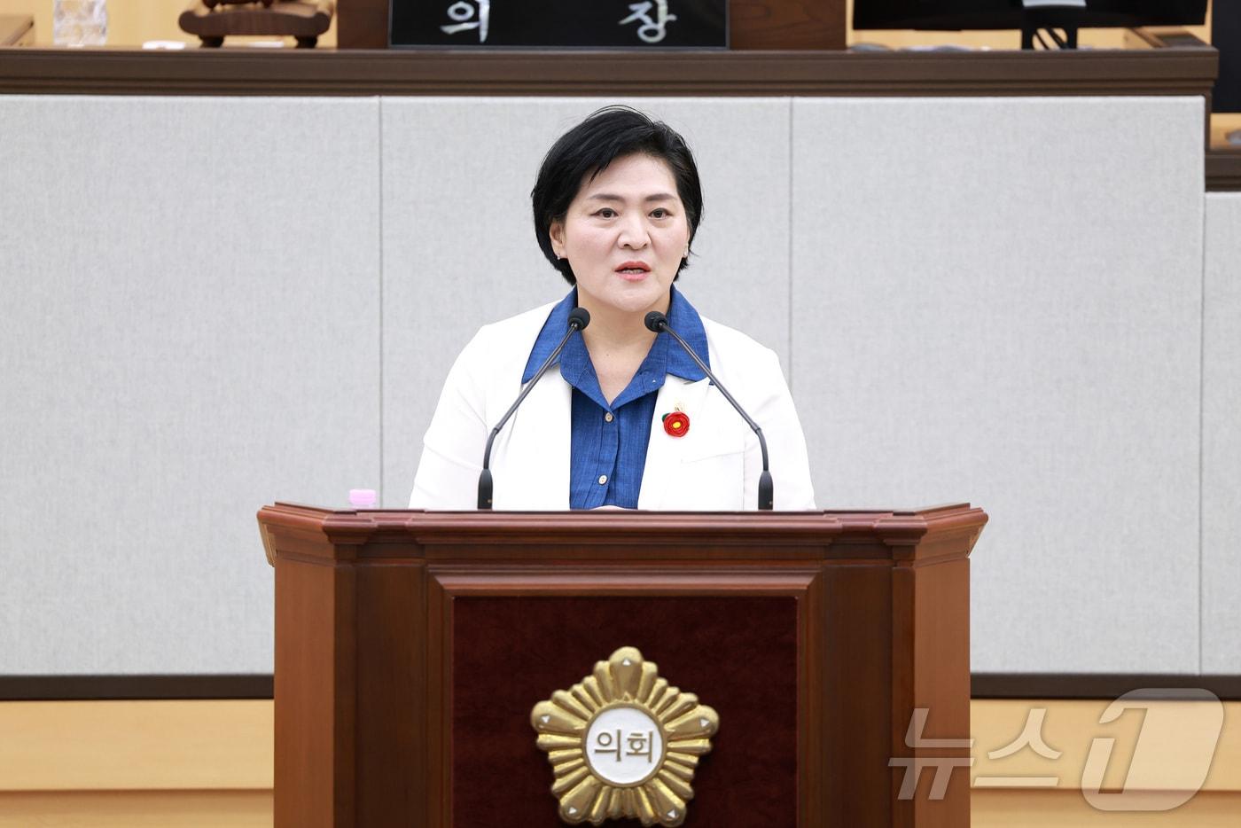 본문 이미지 - 박성미 여수시의원이 31일 제256회 임시회 제2차 본회의에서 '전남광주통합특별시 동부권 균형발전 촉구 건의안'을 발의하고 있다. (여수시의회 제공. 재판매 및 DB금지) ⓒ 뉴스1 