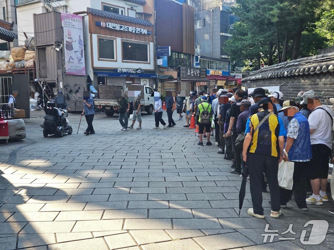 본문 이미지 - 31일 노인들이 서울 종로구 탑골공원 무료급식소에서 줄을 서고 있다. 2026.7.31 ⓒ 뉴스1 윤지오 수습기자