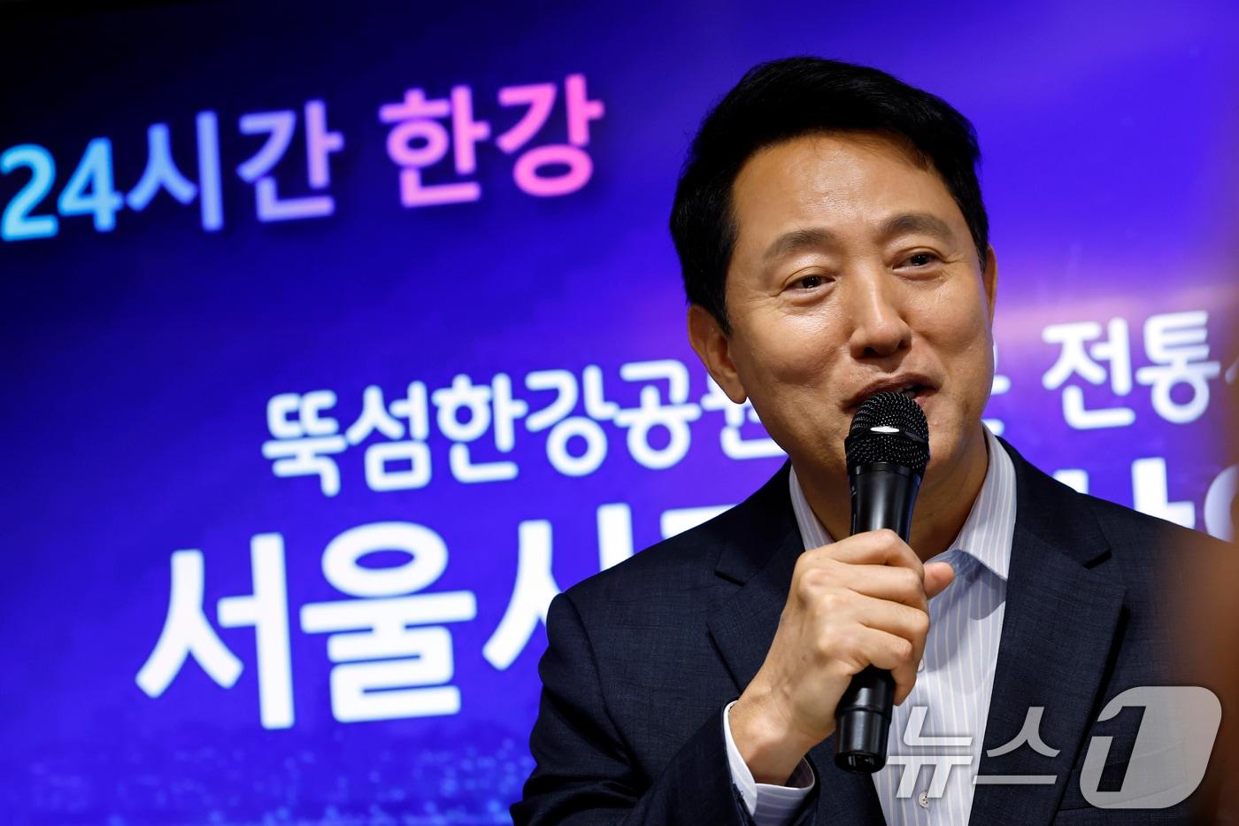 본문 이미지 - 오세훈 서울시장이 31일 오후 서울시 광진구 자양동 뚝섬한강공원 내 복합문화공간 한강플플에서 지역 상인회 관계자들과 뚝섬한강공원 인근 전통시장-(골목형) 상점가 활성화 간담회를 하고 있다. 2026.7.31 ⓒ 뉴스1 박정호 기자