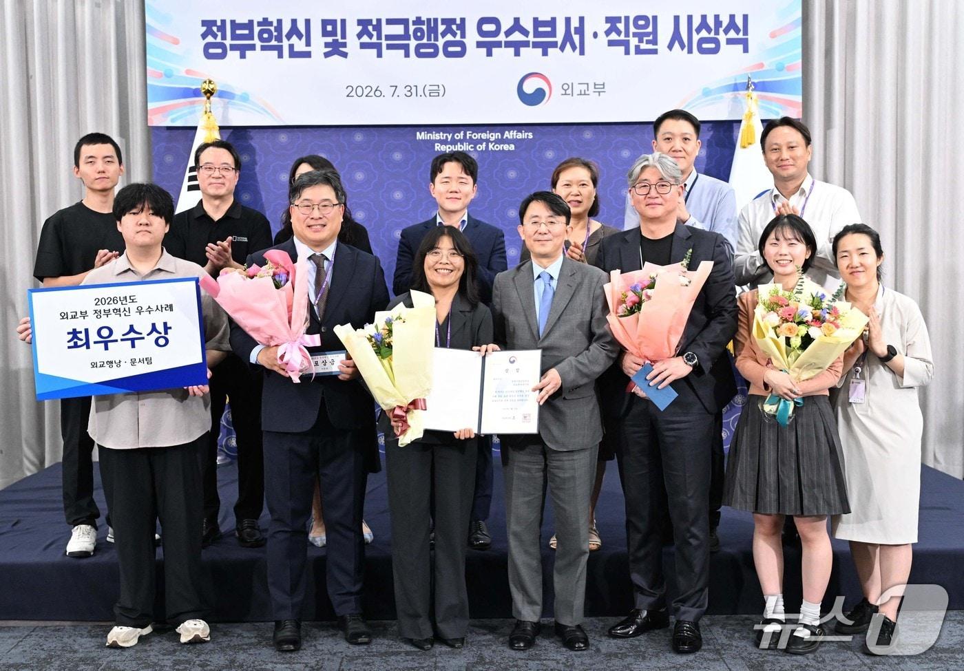 본문 이미지 - 외교부는 31일 '2026년도 정부혁신 및 상반기 적극행정 우수부서·직원 시상식'을 열고 정부혁신 및 적극행정 우수사례 12건 가운데 본부 사례 3건에 대해 외교부 장관상과 포상금을 수여했다.(외교부 제공).