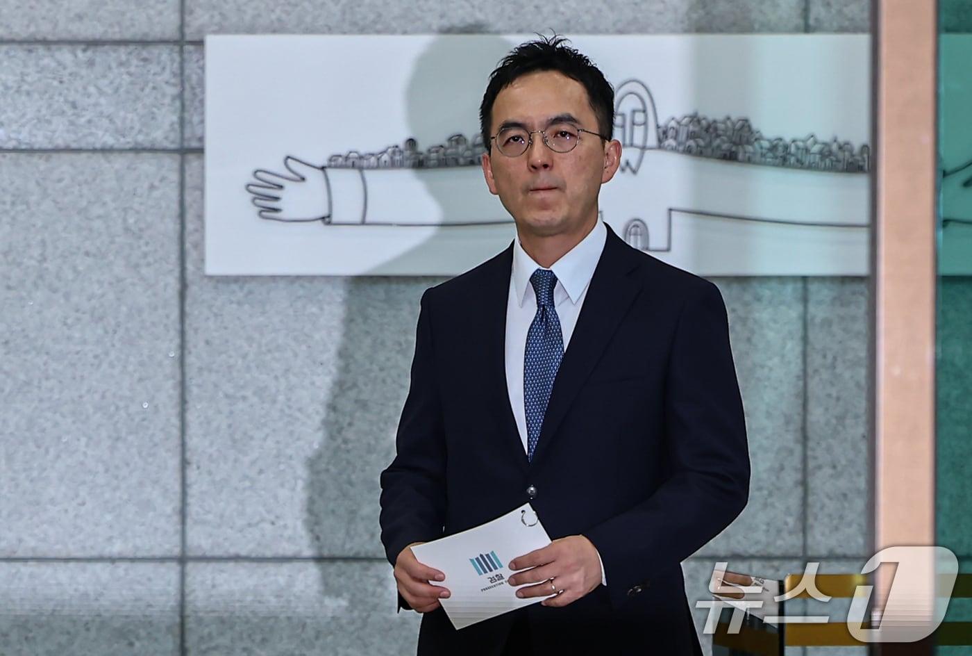 본문 이미지 - 구자현 검찰총장 직무대행이 31일 서울 서초구 대검찰청에서 검찰 보완수사권 전면 폐지를 골자로 한 형사소송법 개정안의 국회 본회의 통과에 대해 입장을 밝히기 위해 취재진 앞에 서고 있다. 2026.7.31 ⓒ 뉴스1 김도우 기자