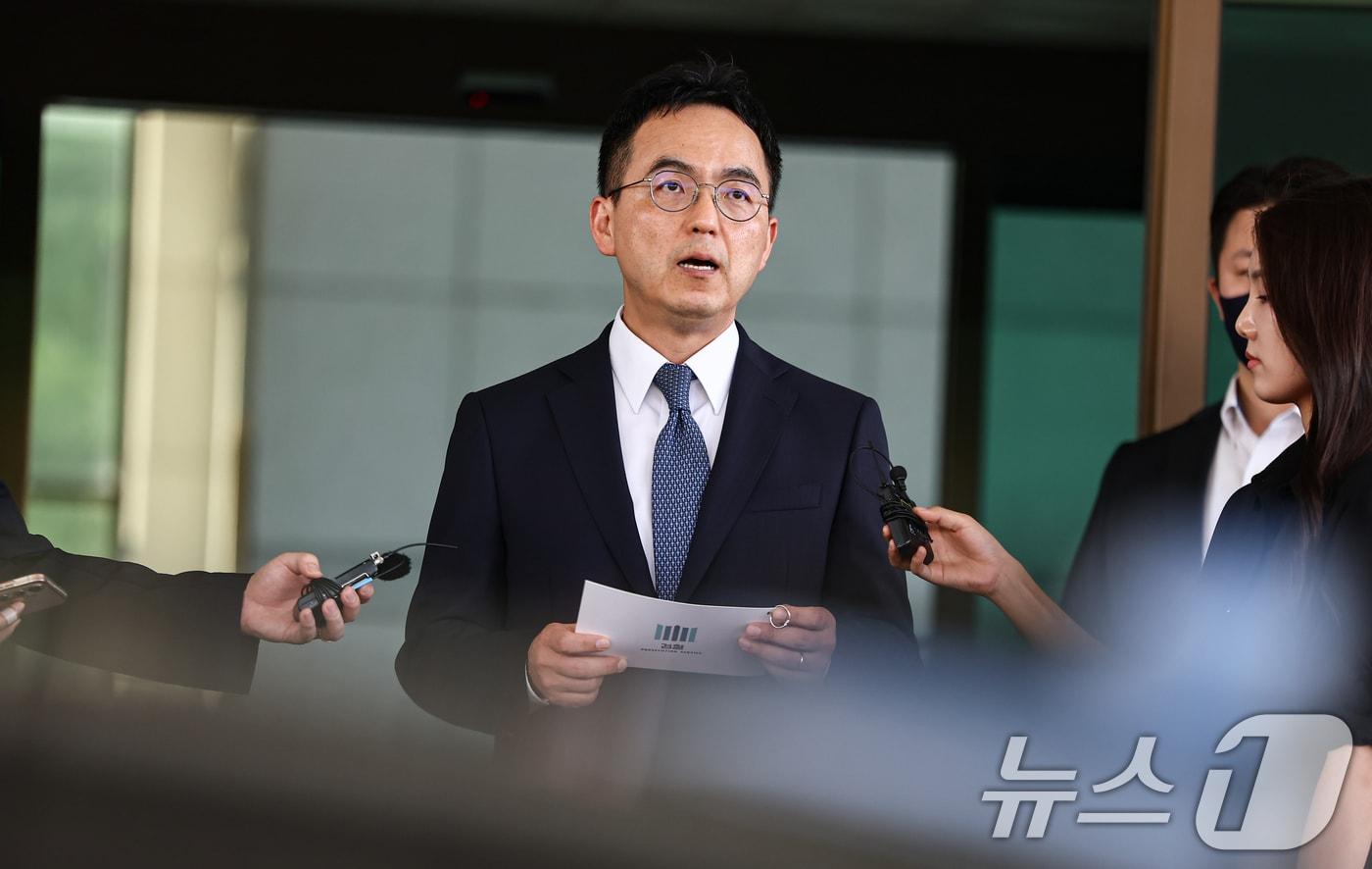본문 이미지 - 구자현 검찰총장 직무대행이 31일 서울 서초구 대검찰청을 나서며 검찰 보완수사권 전면 폐지를 골자로 한 형사소송법 개정안의 국회 본회의 통과에 대해 입장을 밝히고 있다. 2026.7.31 ⓒ 뉴스1 김도우 기자