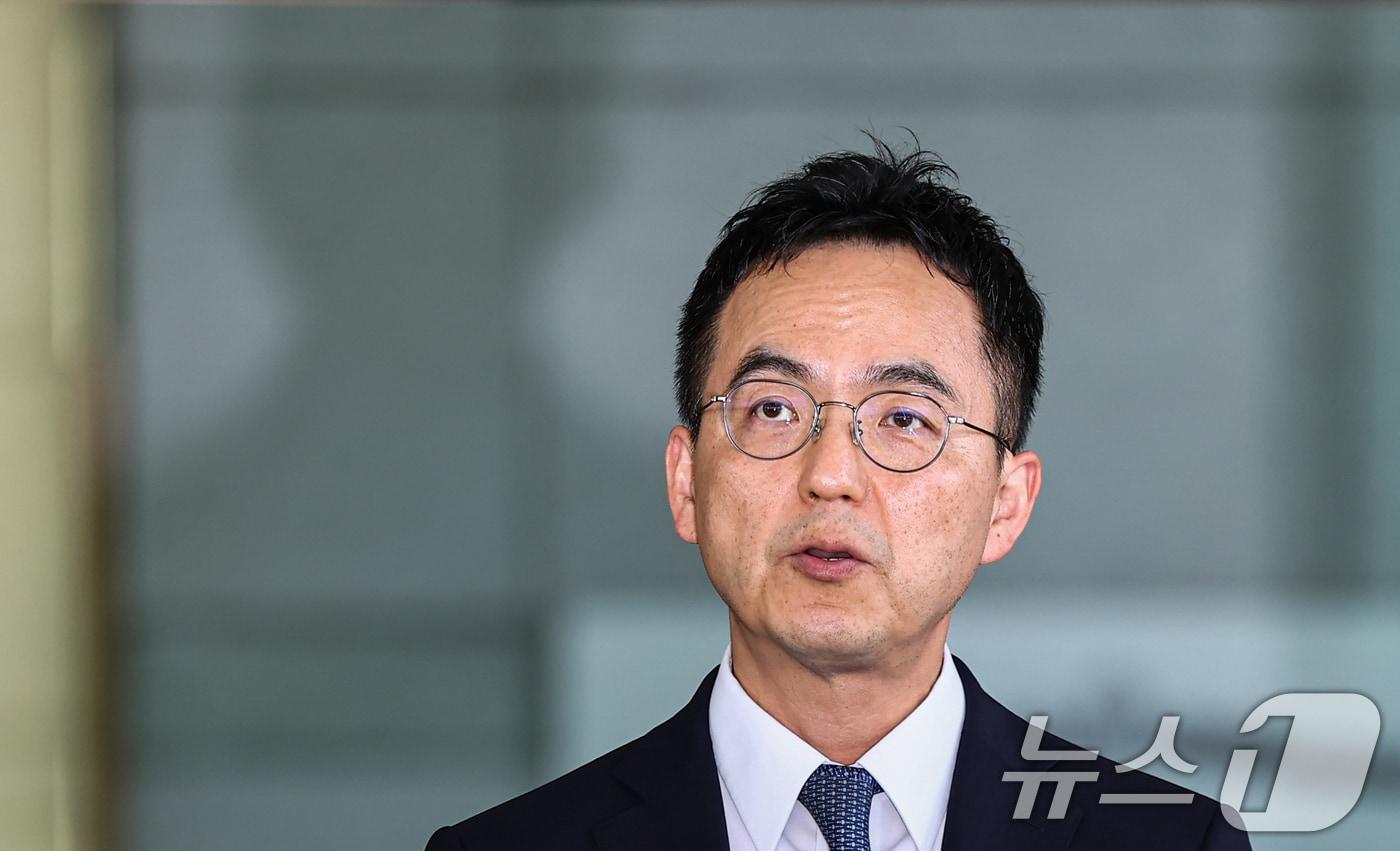 본문 이미지 - 구자현 검찰총장 직무대행이 31일 서울 서초구 대검찰청을 나서며 검찰 보완수사권 전면 폐지를 골자로 한 형사소송법 개정안의 국회 본회의 통과에 대해 입장을 밝히고 있다. 2026.7.31 ⓒ 뉴스1 김도우 기자