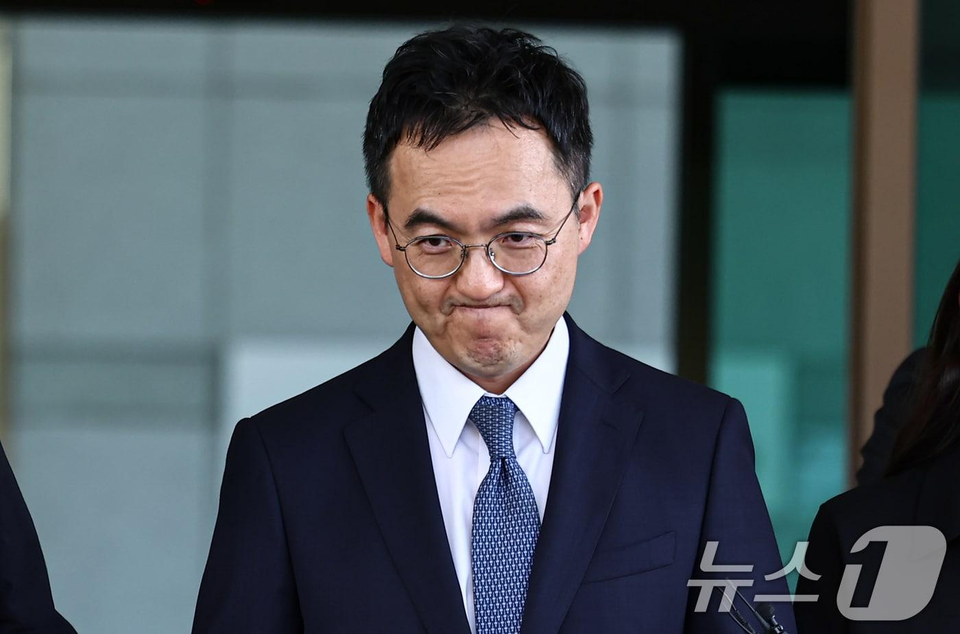 본문 이미지 - 구자현 검찰총장 직무대행이 31일 서울 서초구 대검찰청에서 검찰 보완수사권 전면 폐지를 골자로 한 형사소송법 개정안의 국회 본회의 통과에 대해 입장을 밝힌 후 청사를 나서고 있다. 2026.7.31 ⓒ 뉴스1 김도우 기자